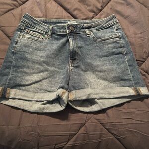 Amazon Essentials Women's Light Blue Denim Rolled Hem Shorts